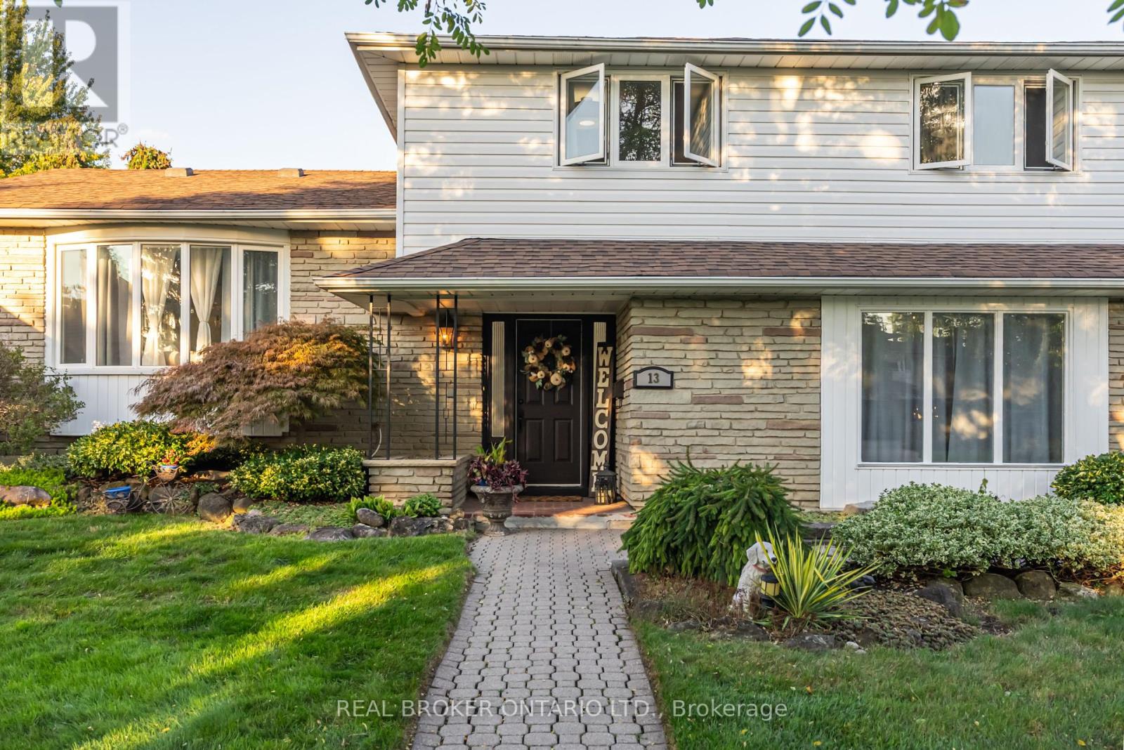 13 Pine Tree Crescent, Brampton (Brampton East), Ontario  L6W 1C7 - Photo 2 - W12448740