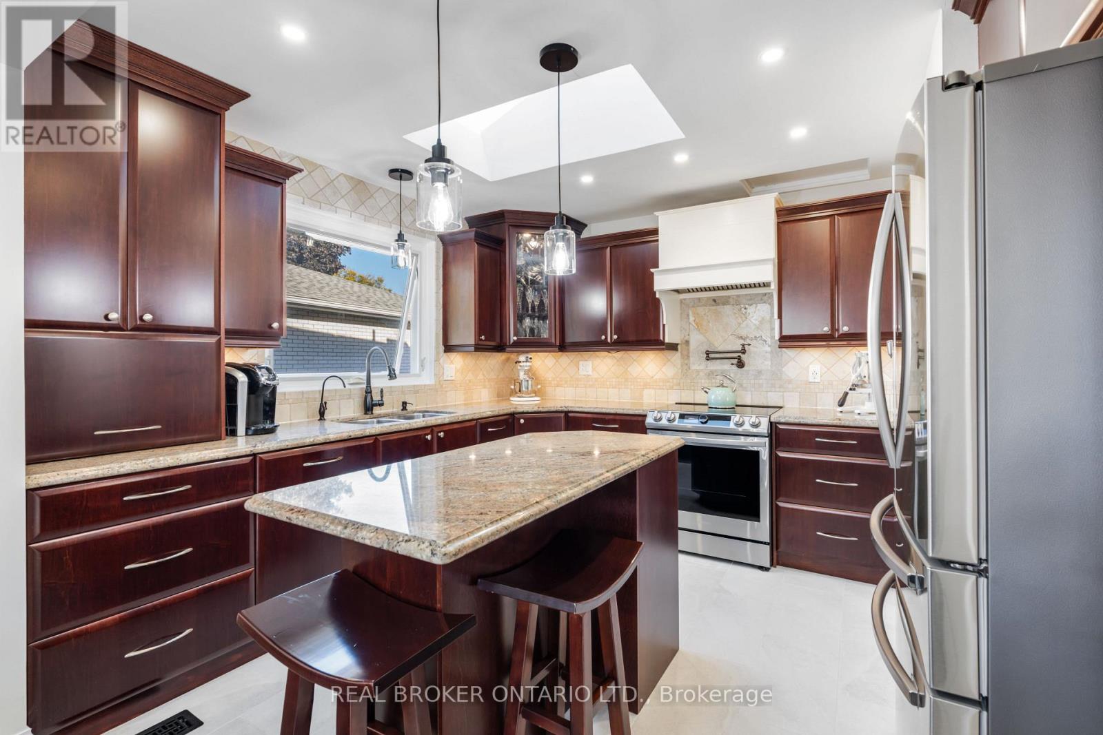 13 Pine Tree Crescent, Brampton (Brampton East), Ontario  L6W 1C7 - Photo 21 - W12448740