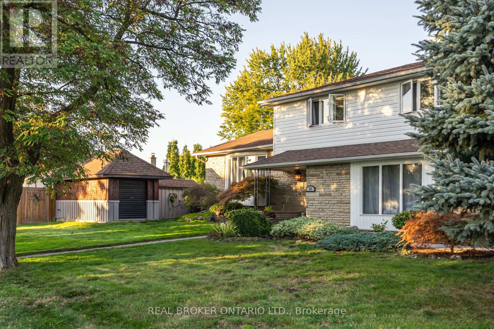 13 Pine Tree Crescent, Brampton (Brampton East), Ontario  L6W 1C7 - Photo 3 - W12448740