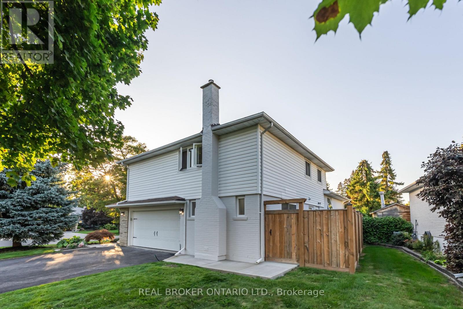 13 Pine Tree Crescent, Brampton (Brampton East), Ontario  L6W 1C7 - Photo 4 - W12448740