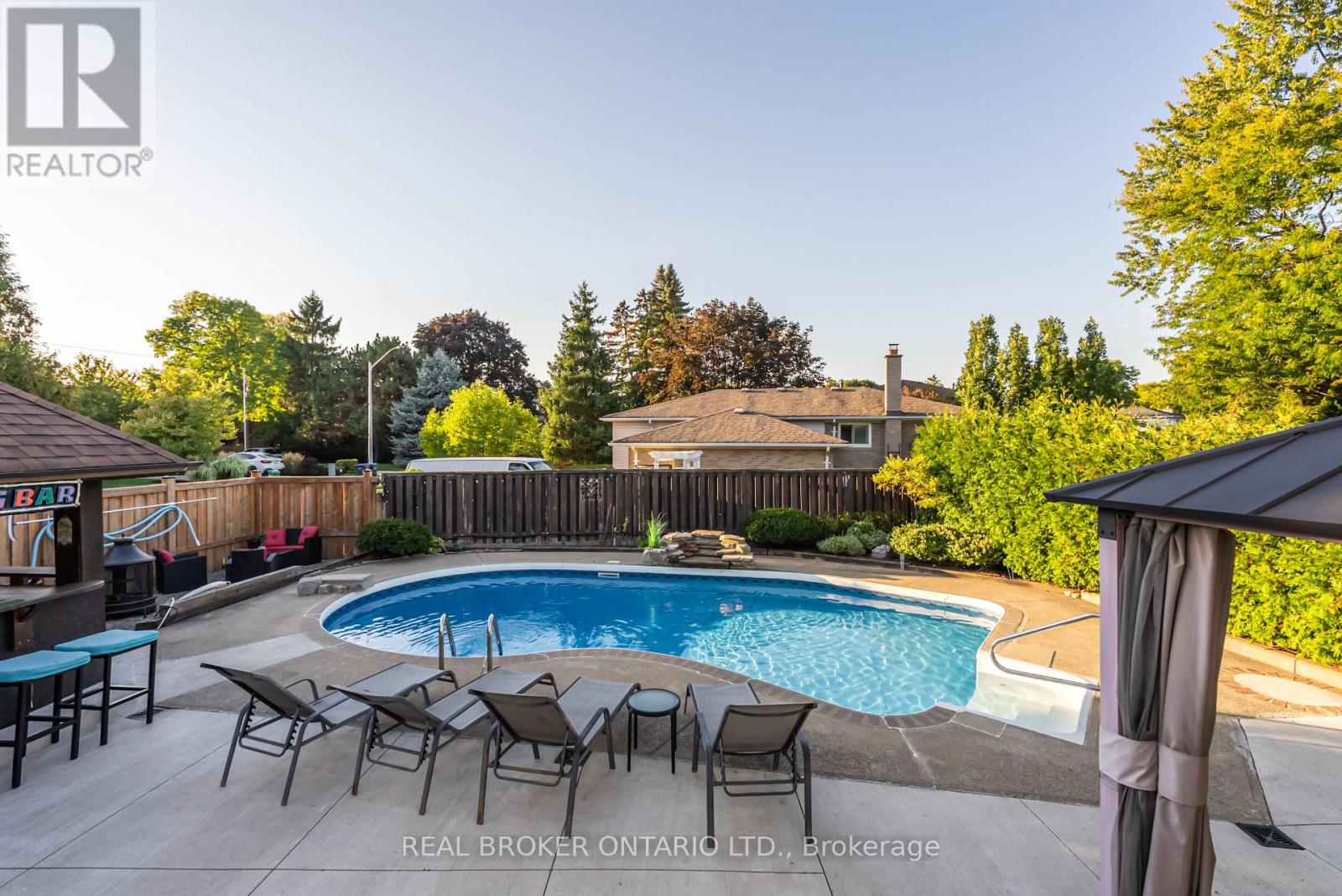 13 Pine Tree Crescent, Brampton (Brampton East), Ontario  L6W 1C7 - Photo 40 - W12448740