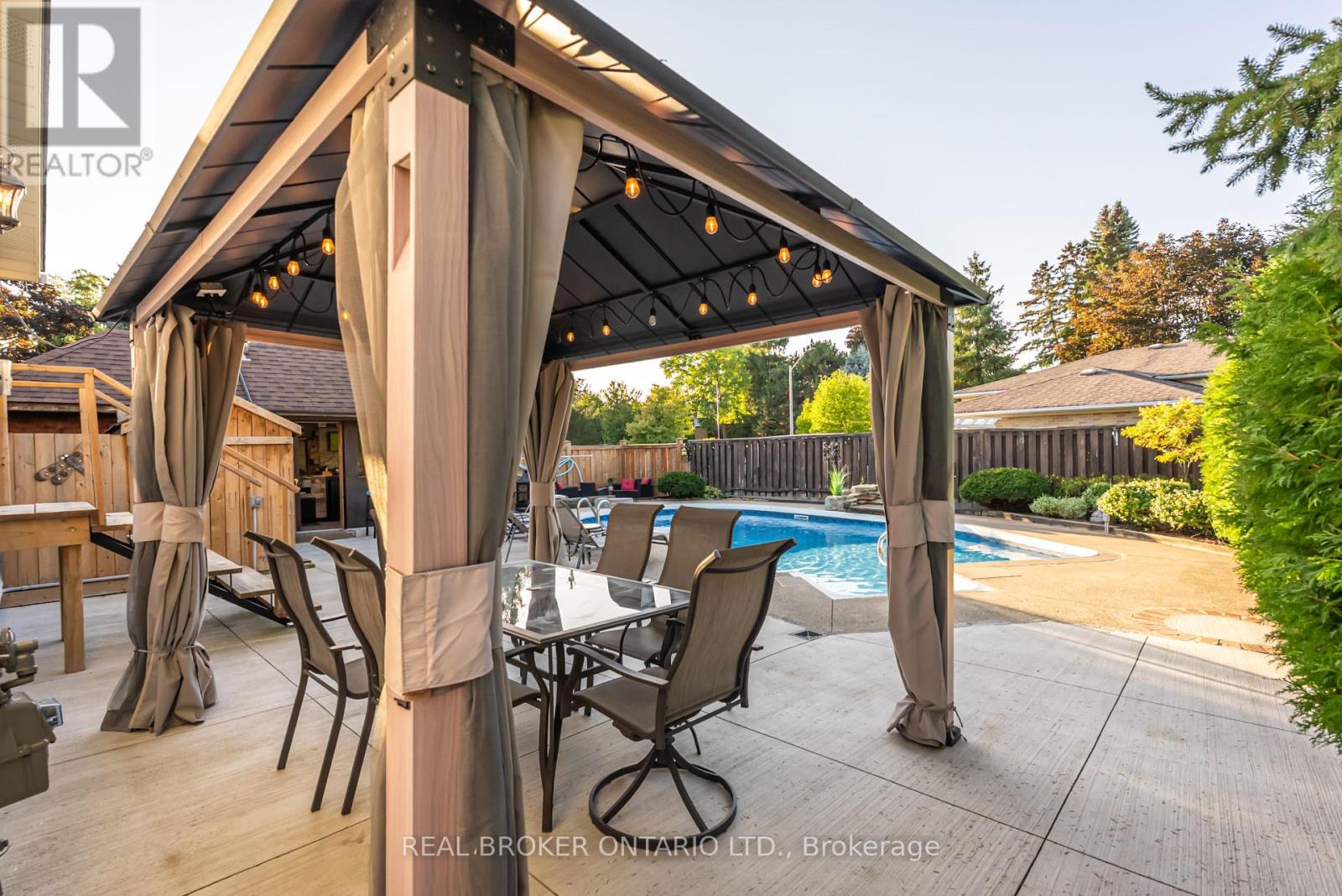 13 Pine Tree Crescent, Brampton (Brampton East), Ontario  L6W 1C7 - Photo 43 - W12448740