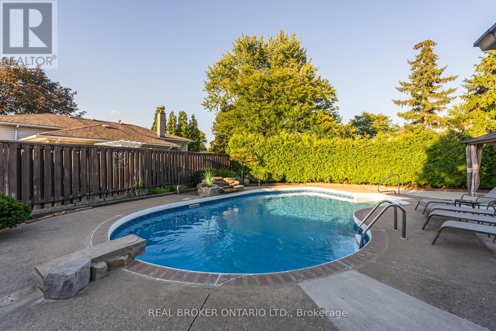 13 Pine Tree Crescent, Brampton (Brampton East), Ontario  L6W 1C7 - Photo 44 - W12448740