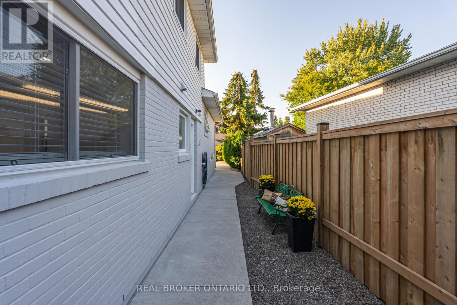 13 Pine Tree Crescent, Brampton (Brampton East), Ontario  L6W 1C7 - Photo 48 - W12448740