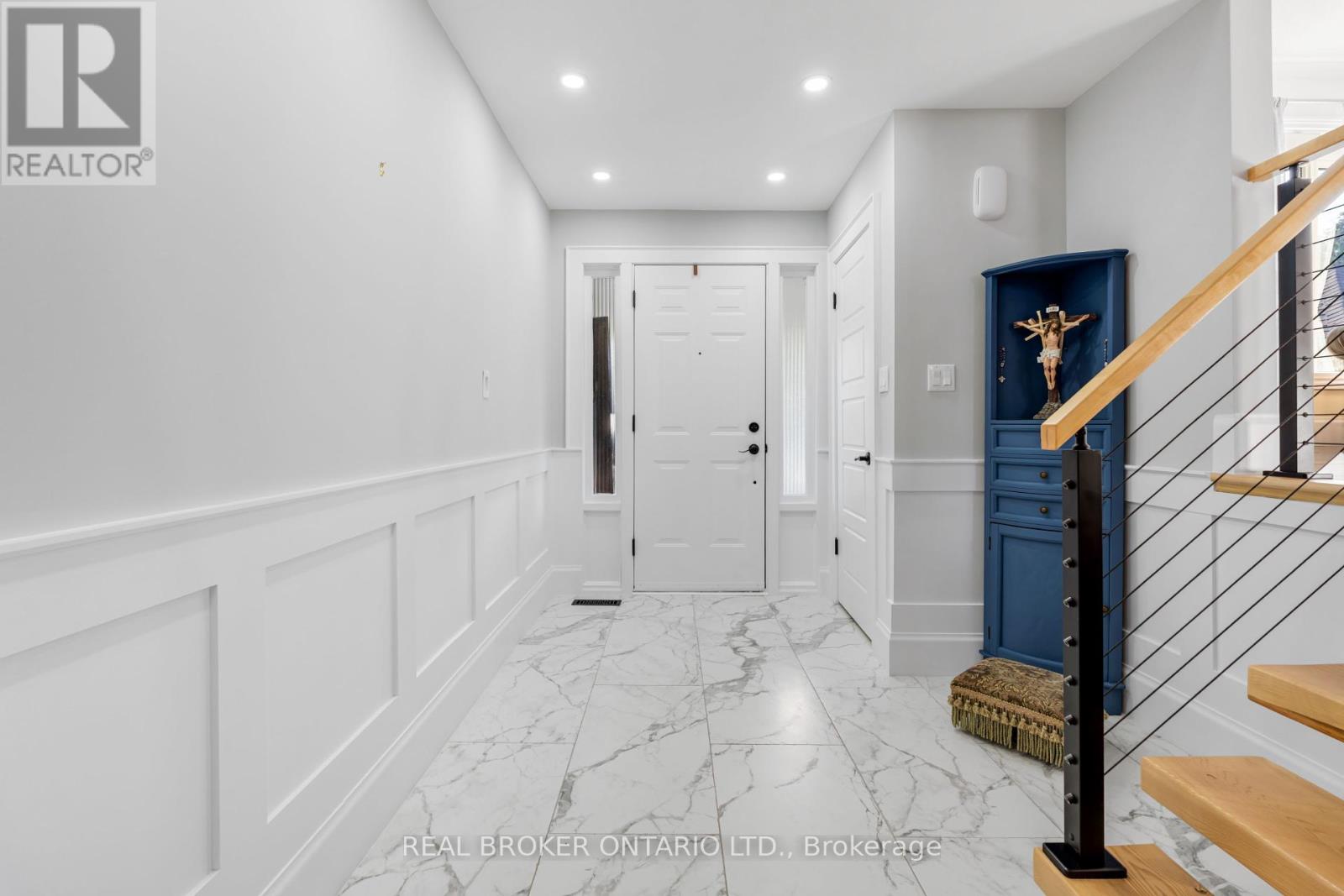 13 Pine Tree Crescent, Brampton (Brampton East), Ontario  L6W 1C7 - Photo 6 - W12448740