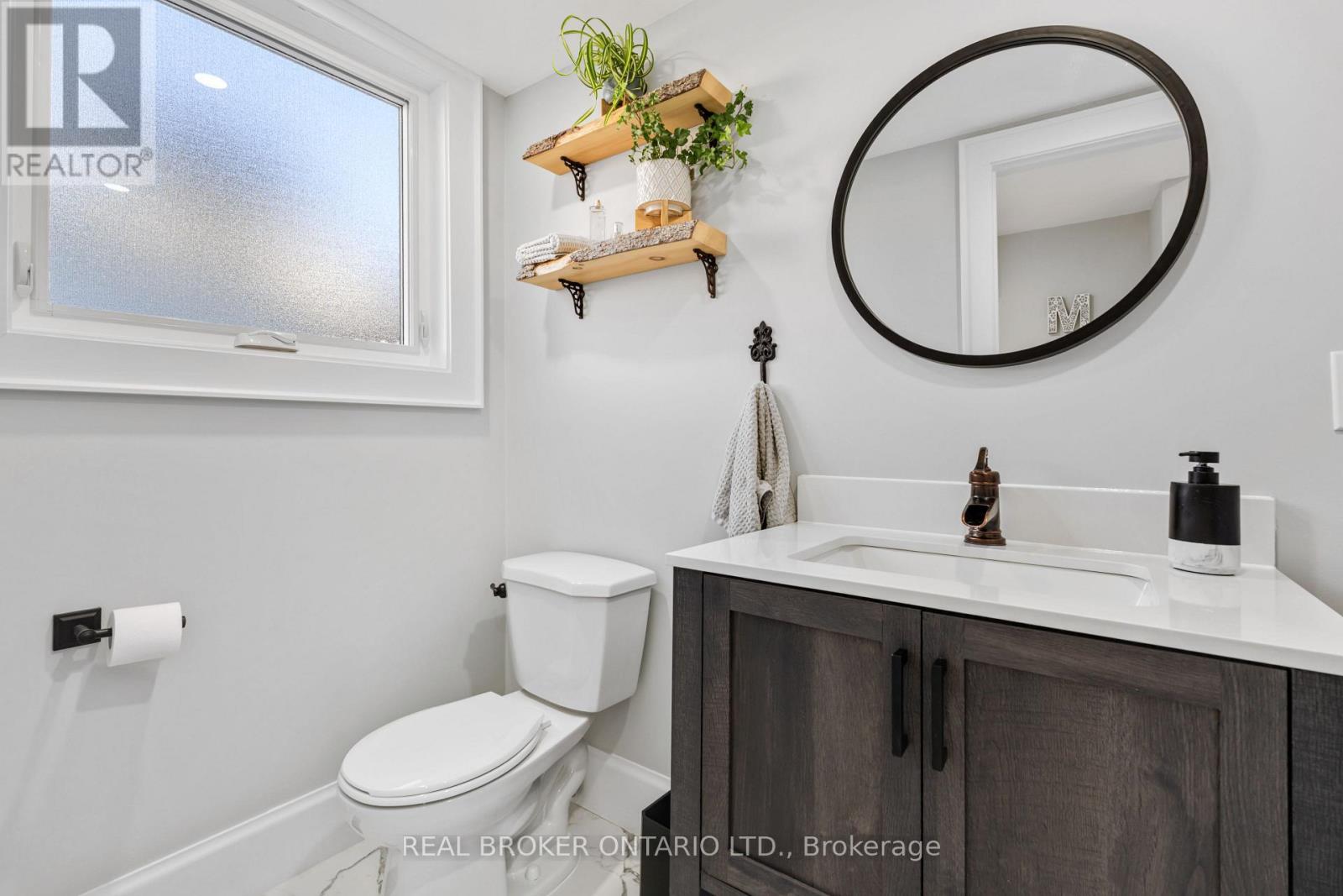 13 Pine Tree Crescent, Brampton (Brampton East), Ontario  L6W 1C7 - Photo 9 - W12448740