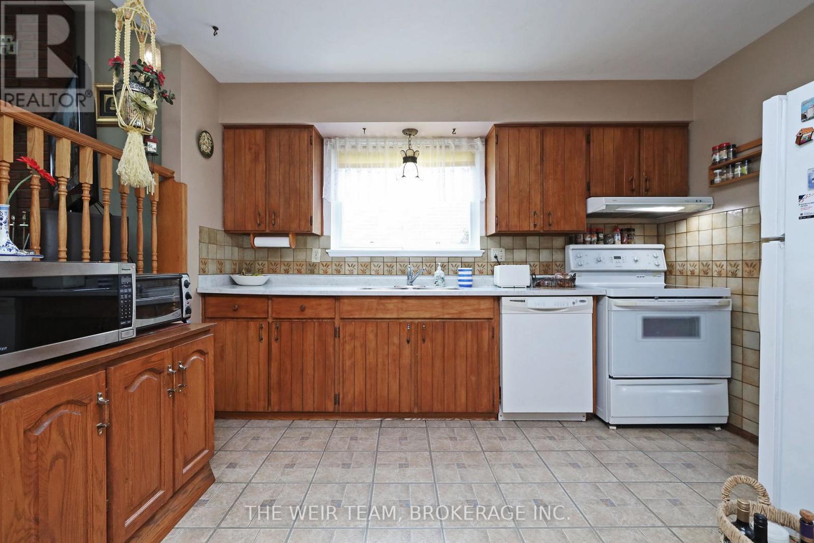 1577 Otterby Road, Mississauga (Applewood), Ontario  L4X 1W8 - Photo 19 - W12448754