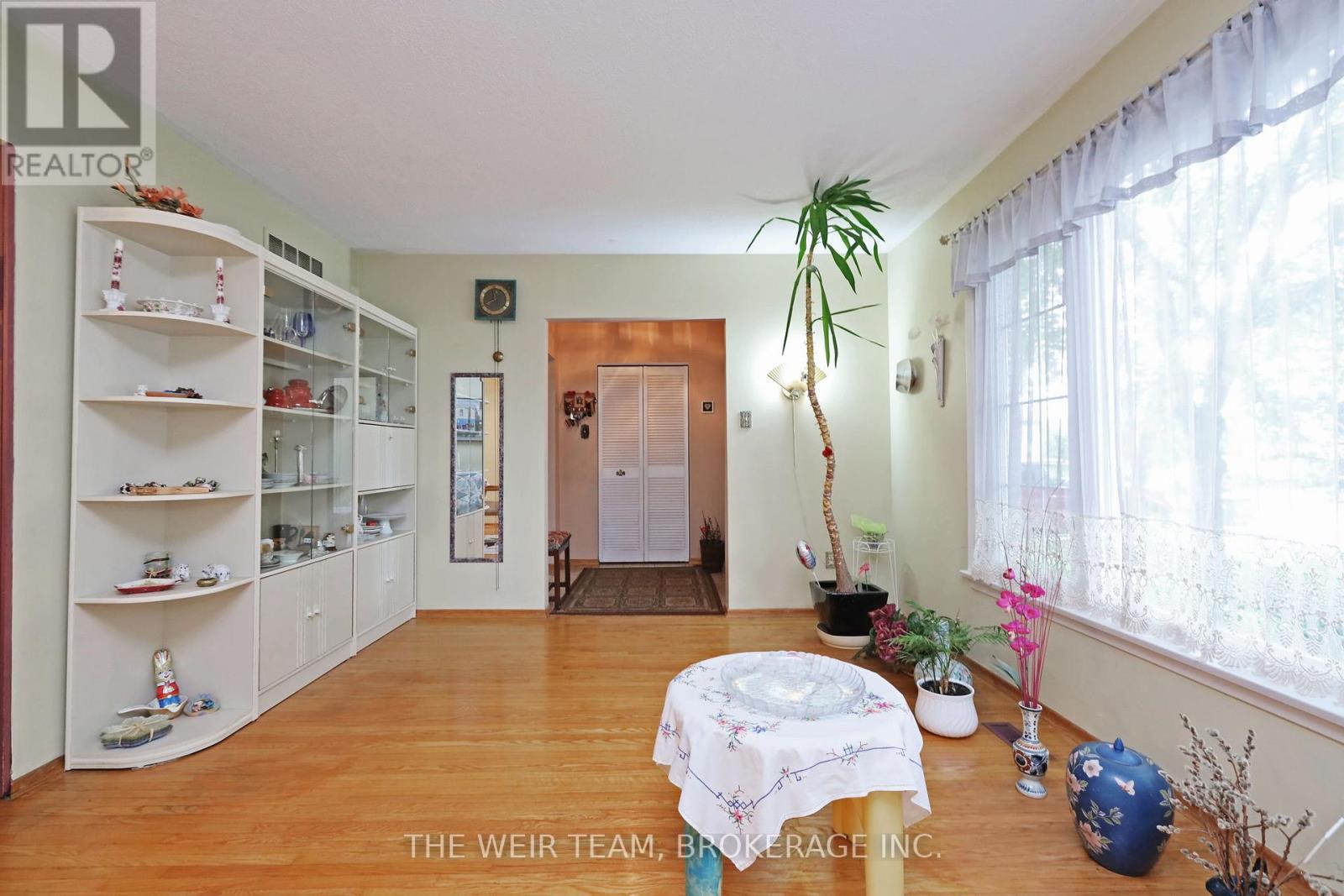 1577 Otterby Road, Mississauga (Applewood), Ontario  L4X 1W8 - Photo 6 - W12448754