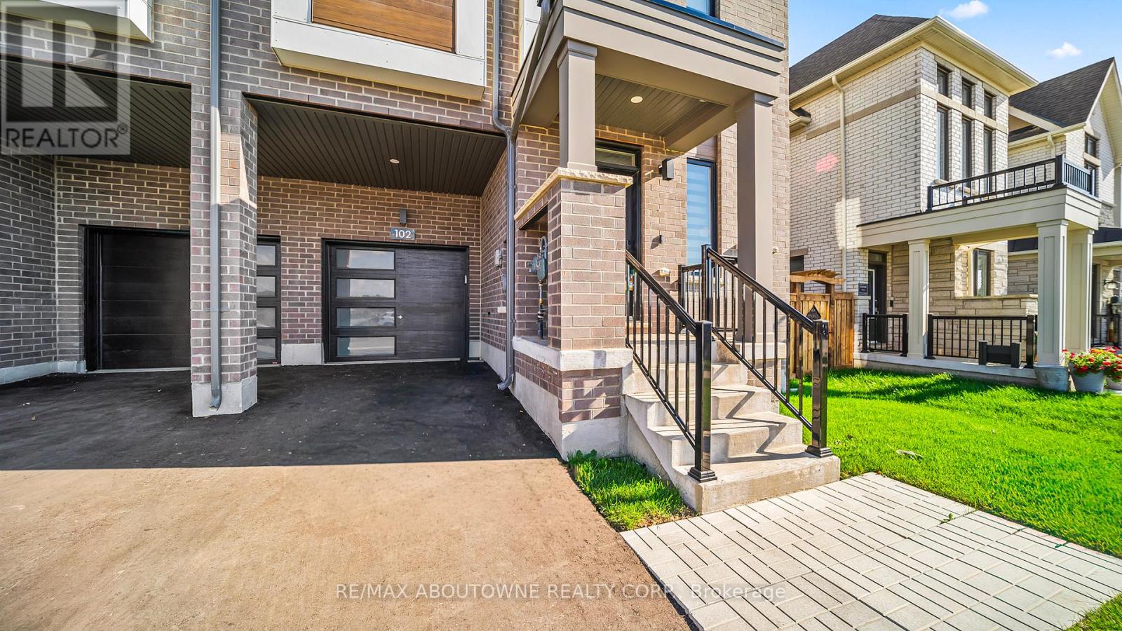 102 Settlers Road E, Oakville, Ontario  L6H 7W5 - Photo 2 - W12448821