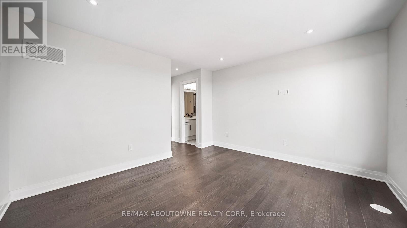 102 Settlers Road E, Oakville, Ontario  L6H 7W5 - Photo 26 - W12448821