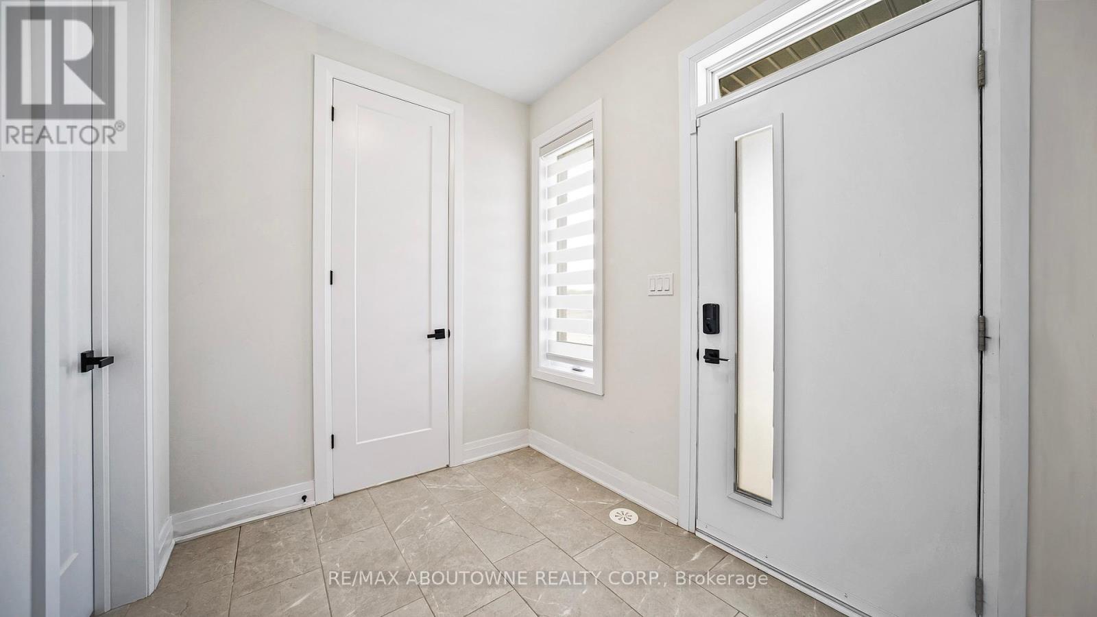 102 Settlers Road E, Oakville, Ontario  L6H 7W5 - Photo 3 - W12448821