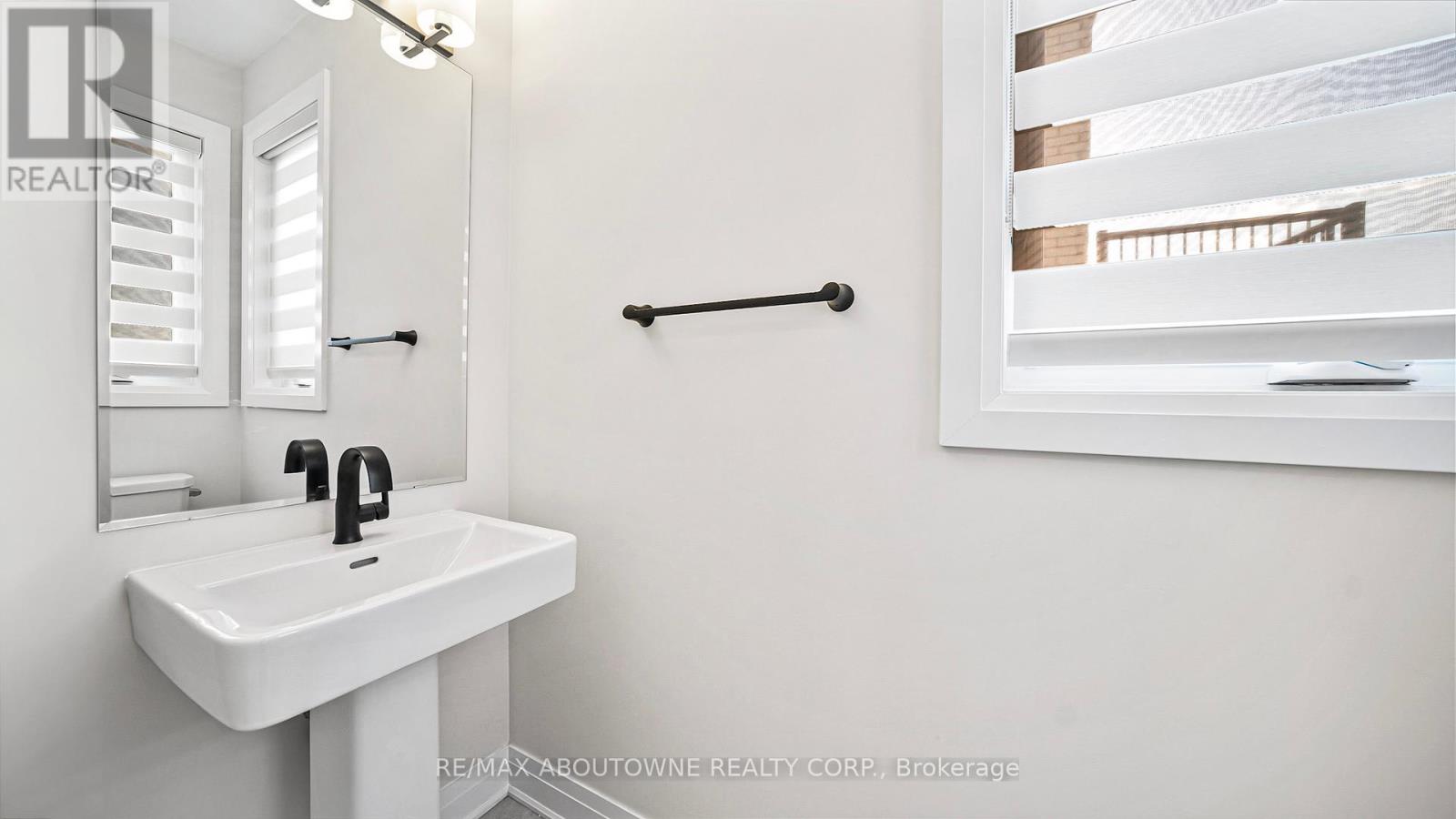 102 Settlers Road E, Oakville, Ontario  L6H 7W5 - Photo 5 - W12448821