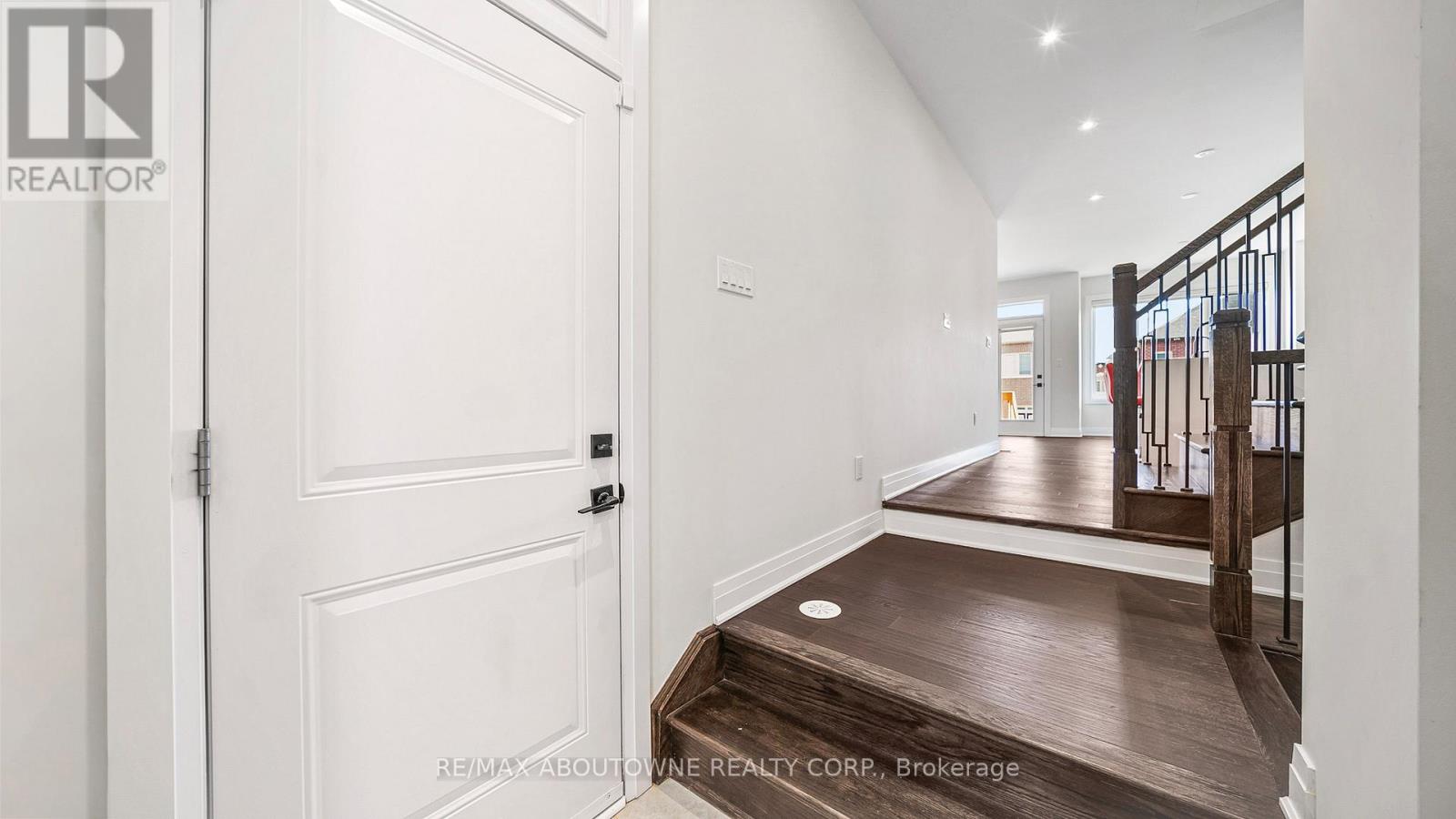 102 Settlers Road E, Oakville, Ontario  L6H 7W5 - Photo 7 - W12448821