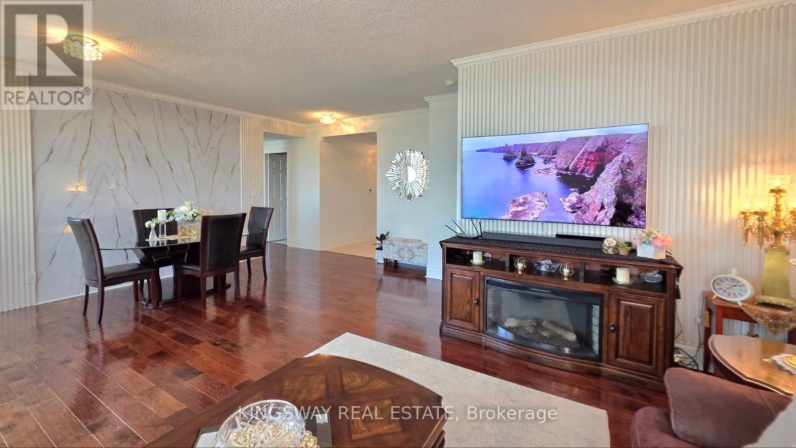 3009 - 3880 Duke Of York Boulevard, Mississauga (City Centre), Ontario  L5B 4M7 - Photo 4 - W12448828