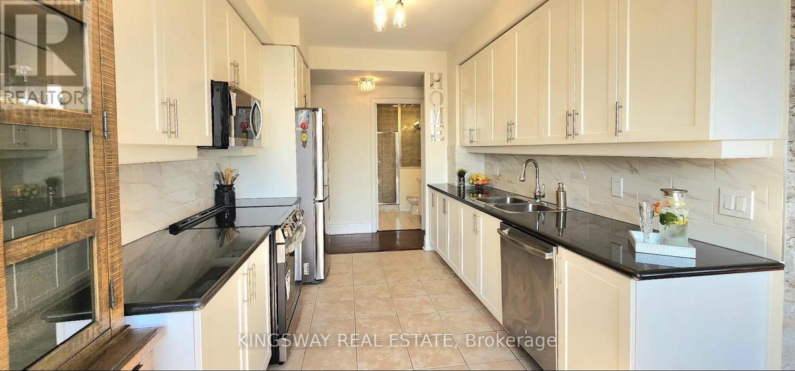 3009 - 3880 Duke Of York Boulevard, Mississauga (City Centre), Ontario  L5B 4M7 - Photo 9 - W12448828