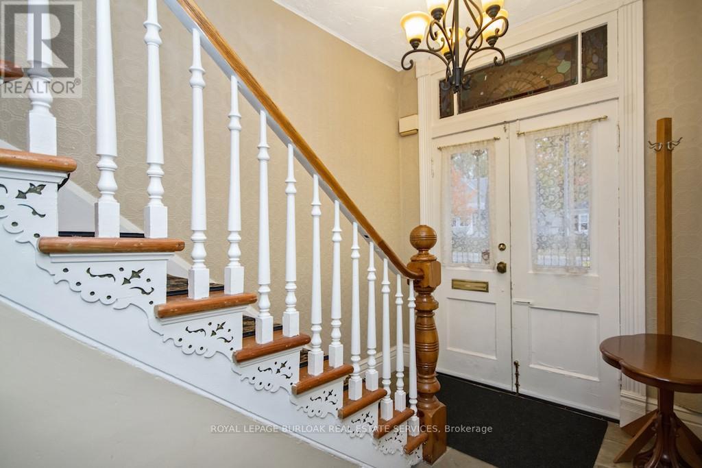 470 Nelson Avenue, Burlington (Brant), Ontario  L7S 1N5 - Photo 1 - W12448856