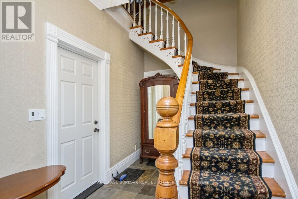 470 Nelson Avenue, Burlington (Brant), Ontario  L7S 1N5 - Photo 2 - W12448856