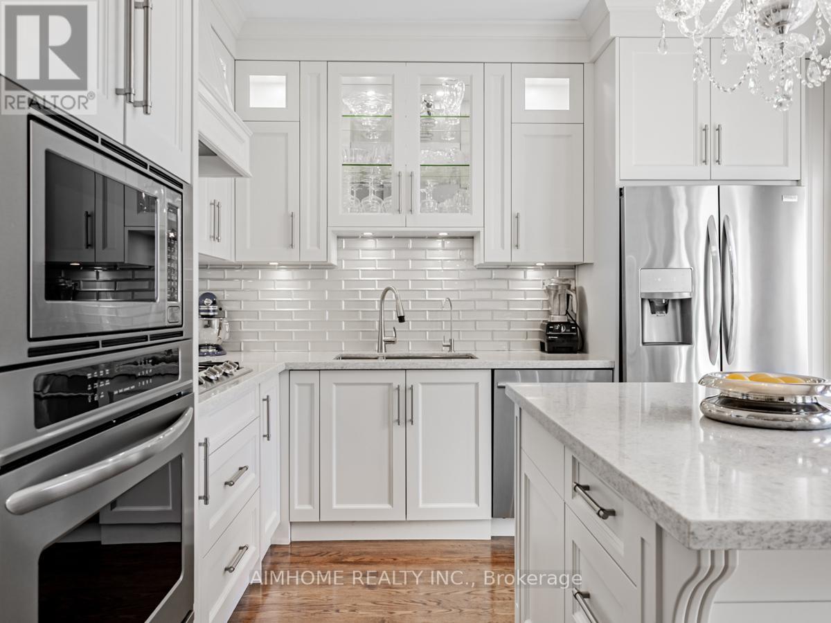 2 Brownstone Lane, Toronto, Ontario  M8X 2Z6 - Photo 10 - W12448903