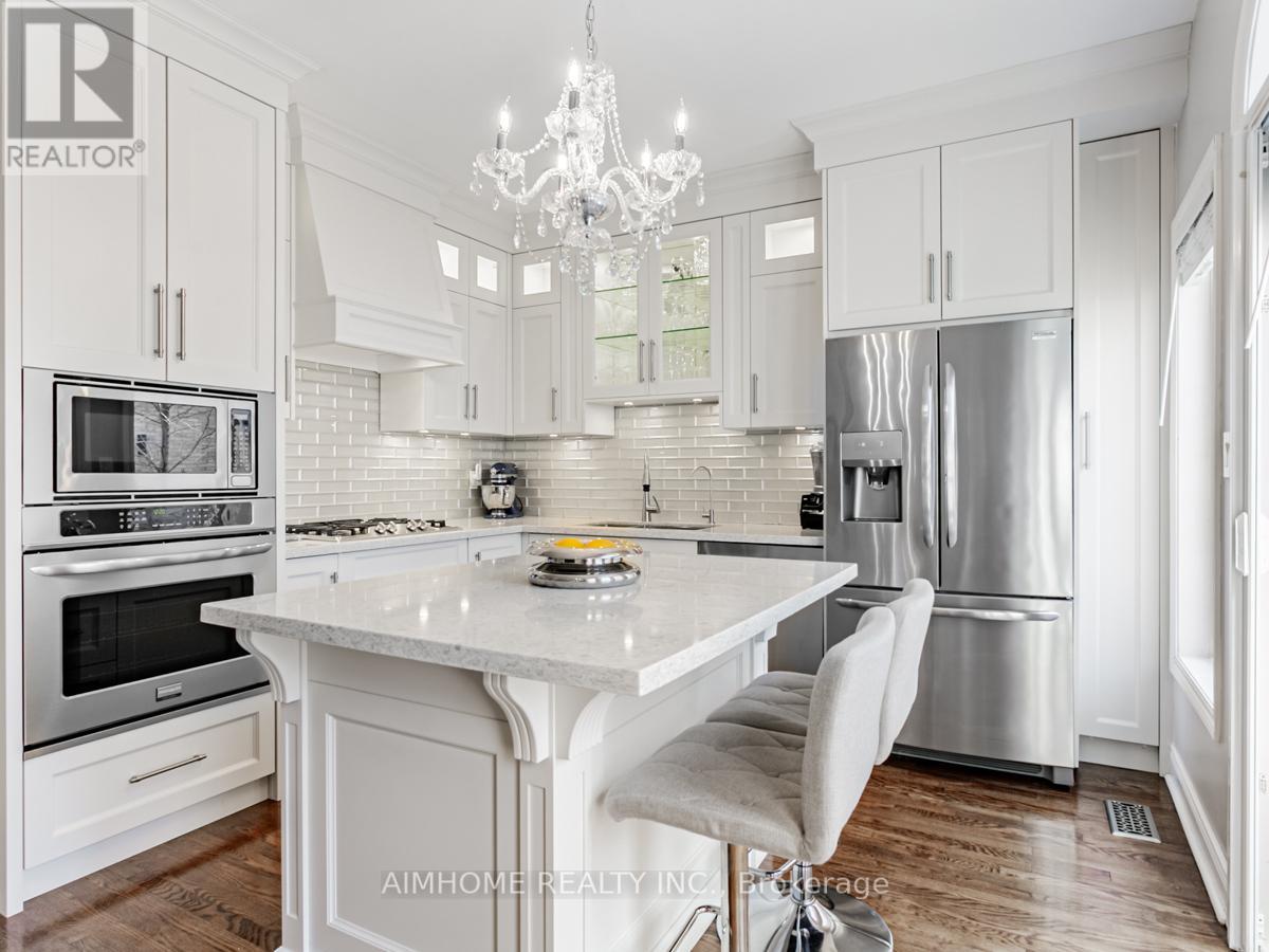 2 Brownstone Lane, Toronto, Ontario  M8X 2Z6 - Photo 11 - W12448903