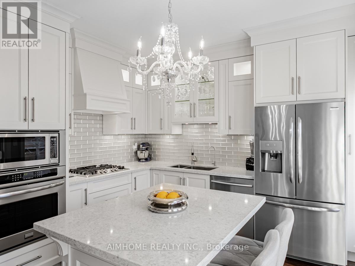 2 Brownstone Lane, Toronto, Ontario  M8X 2Z6 - Photo 14 - W12448903