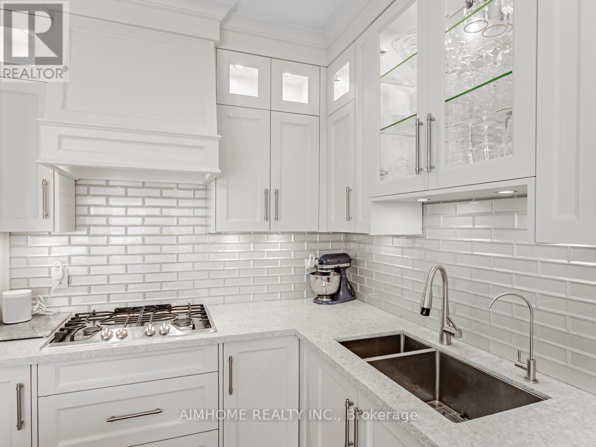 2 Brownstone Lane, Toronto, Ontario  M8X 2Z6 - Photo 15 - W12448903