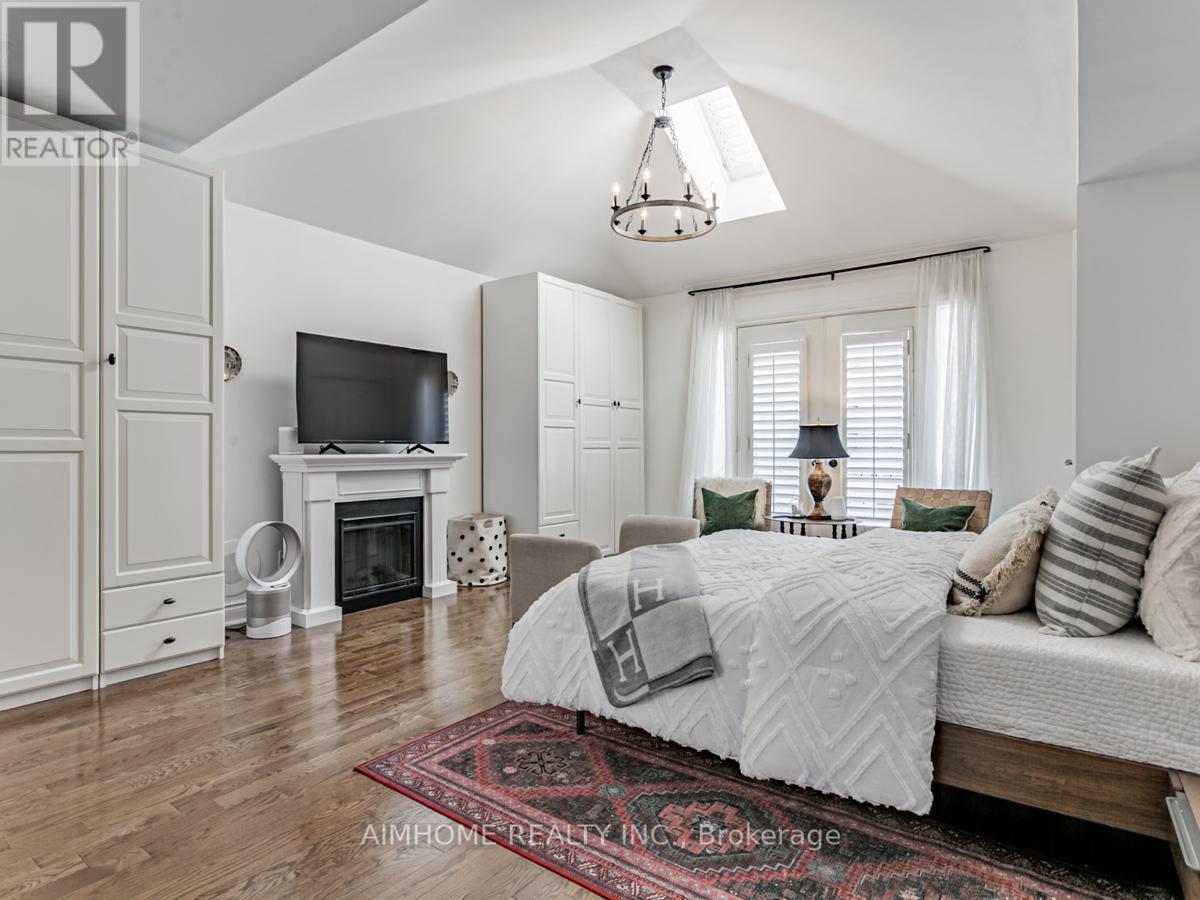 2 Brownstone Lane, Toronto, Ontario  M8X 2Z6 - Photo 23 - W12448903
