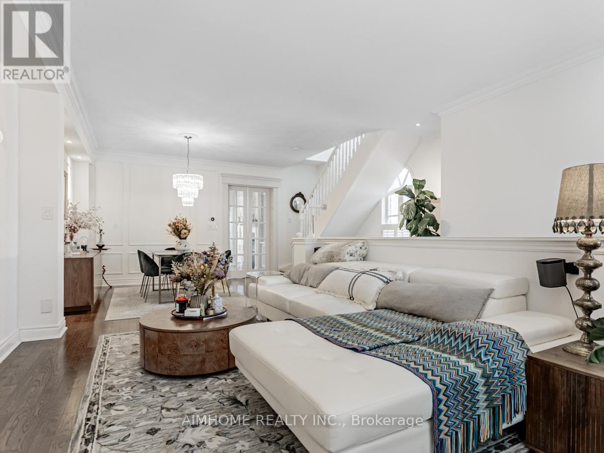 2 Brownstone Lane, Toronto, Ontario  M8X 2Z6 - Photo 4 - W12448903