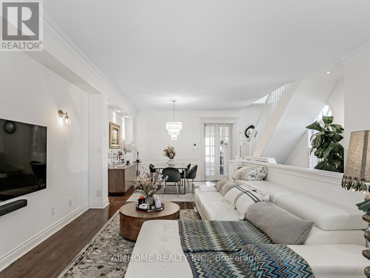 2 Brownstone Lane, Toronto, Ontario  M8X 2Z6 - Photo 5 - W12448903