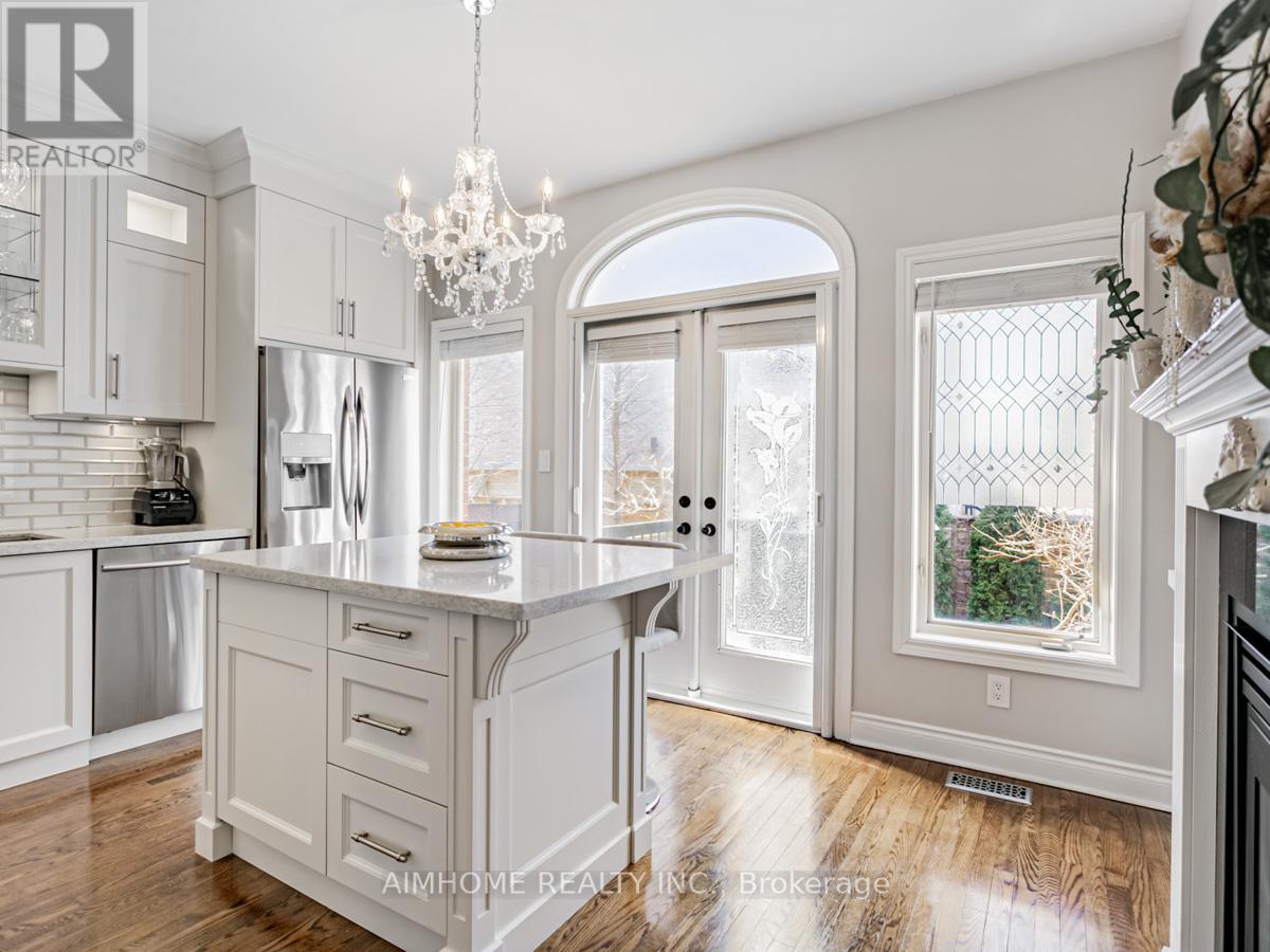 2 Brownstone Lane, Toronto, Ontario  M8X 2Z6 - Photo 9 - W12448903