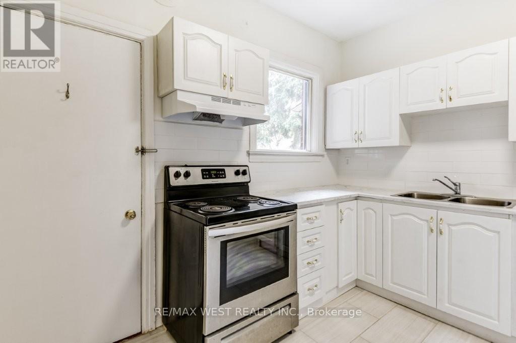 413 Parkside Drive, Toronto (High Park-Swansea), Ontario  M6R 2Z7 - Photo 13 - W12448919