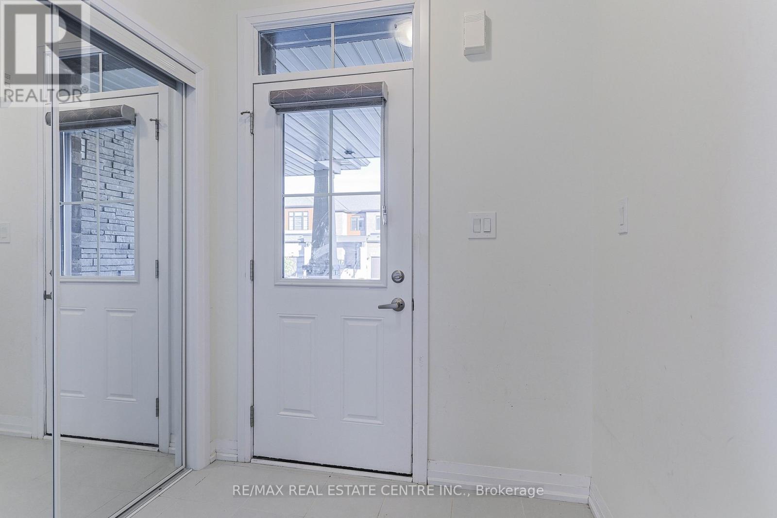 124 Granville Crescent, Haldimand, Ontario  N3W 0J7 - Photo 4 - X12448735