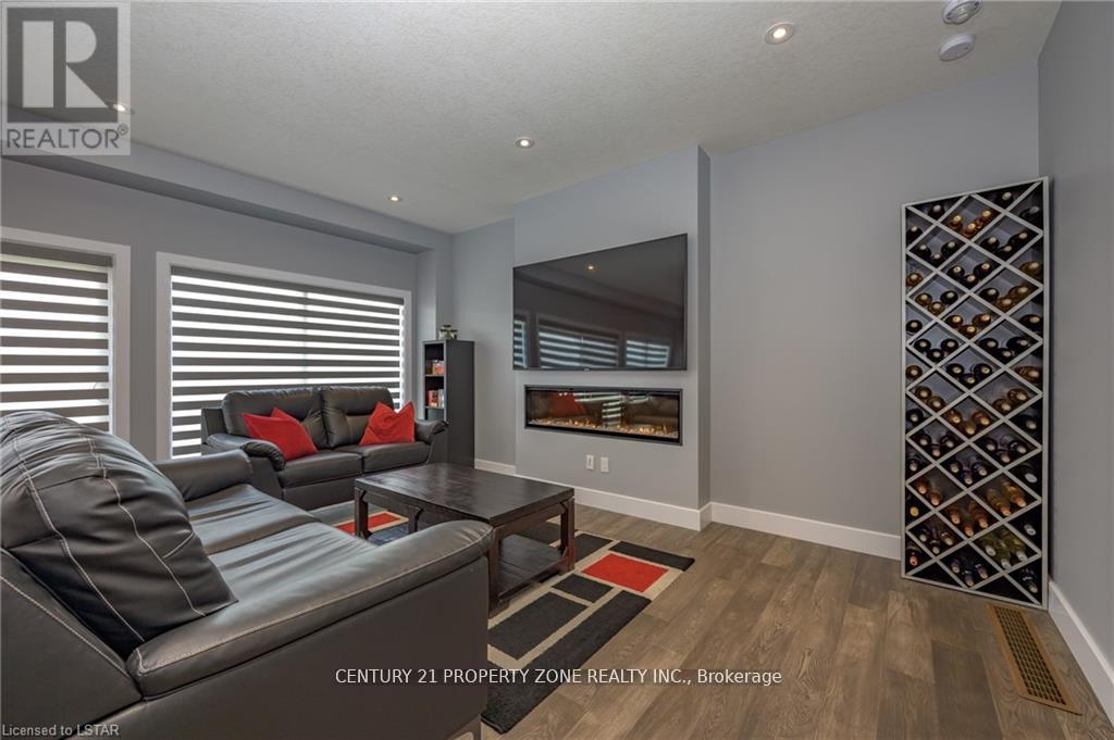 Upper - 3002 Heardcreek Trail, London North, Ontario  N6G 2S7 - Photo 6 - X12448813