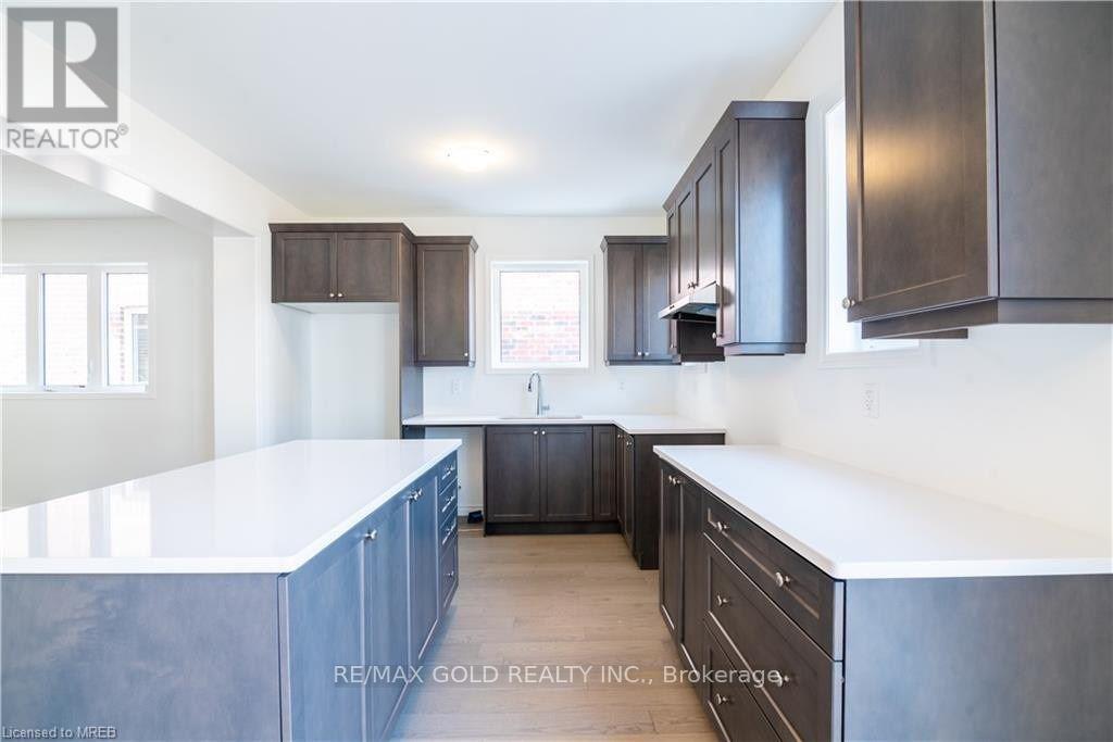 185 Forestwalk Street, Kitchener, Ontario  N2E 3Y2 - Photo 4 - X12448823