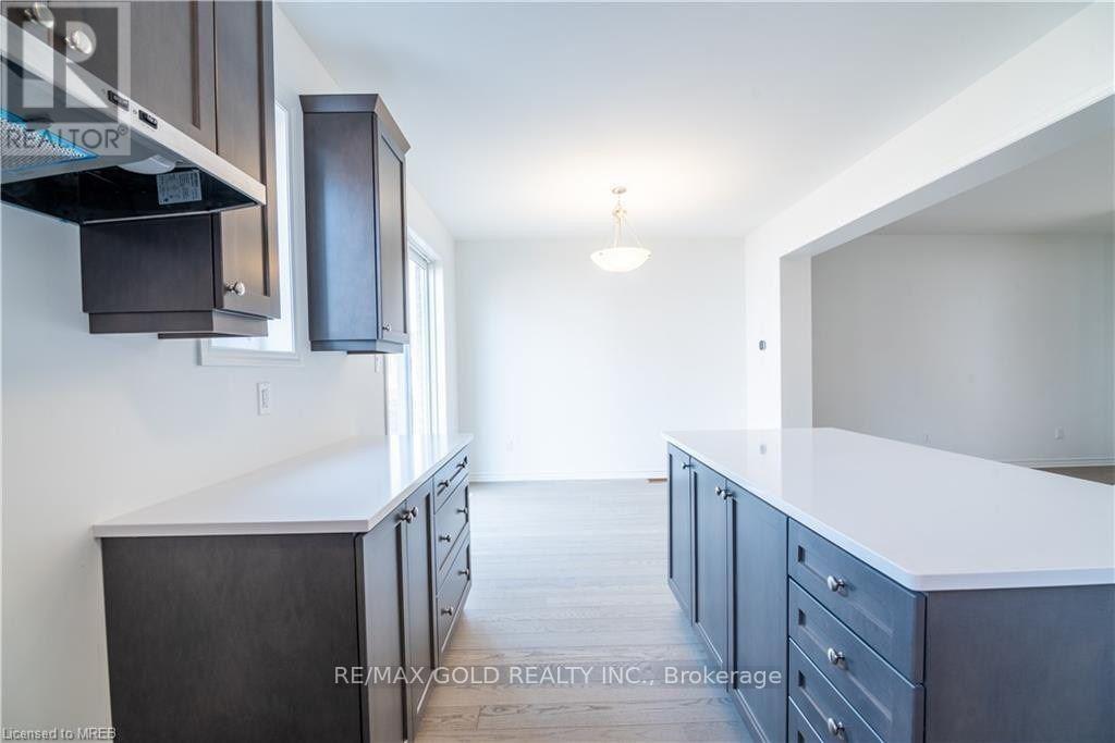 185 Forestwalk Street, Kitchener, Ontario  N2E 3Y2 - Photo 5 - X12448823