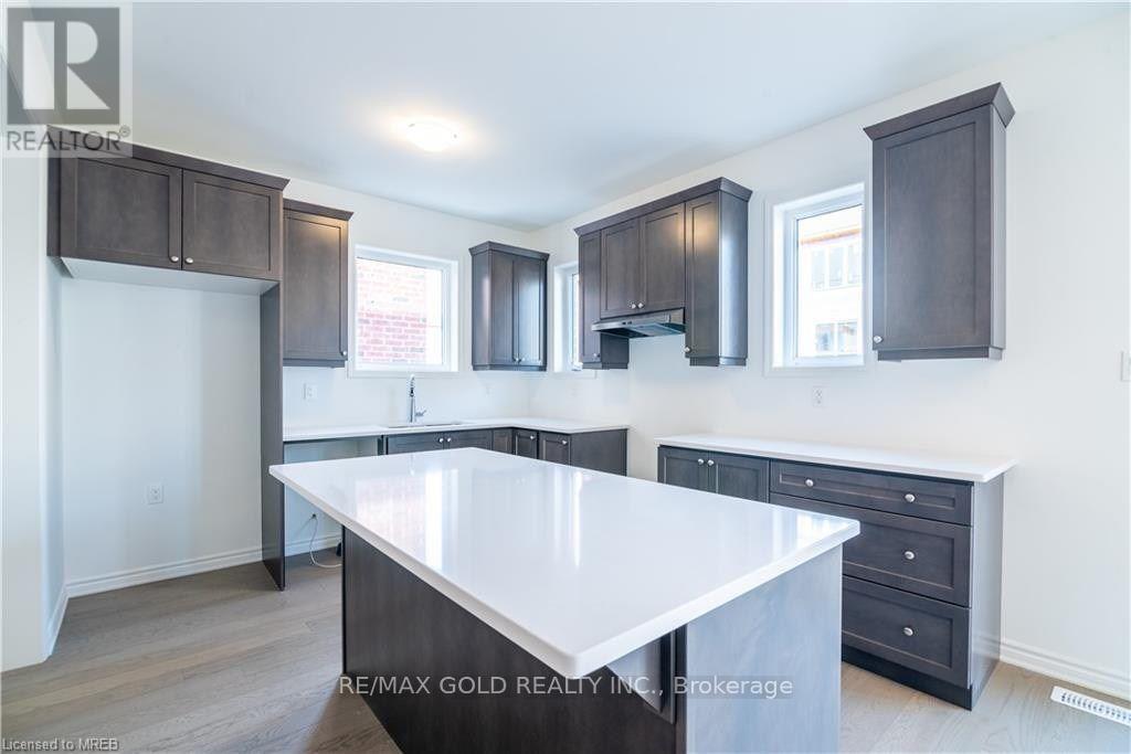 185 Forestwalk Street, Kitchener, Ontario  N2E 3Y2 - Photo 7 - X12448823