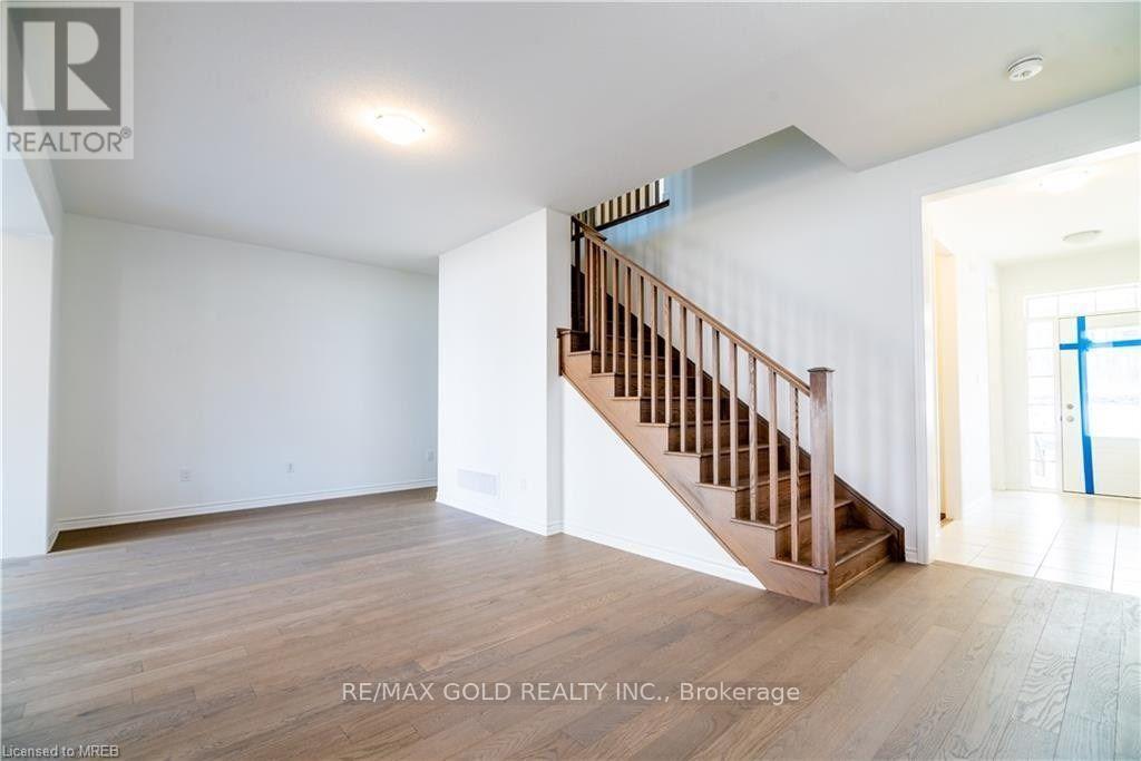 185 Forestwalk Street, Kitchener, Ontario  N2E 3Y2 - Photo 8 - X12448823