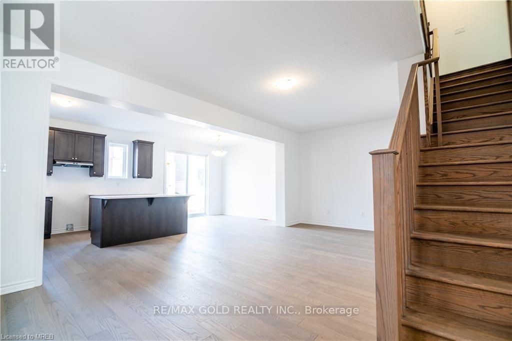 185 Forestwalk Street, Kitchener, Ontario  N2E 3Y2 - Photo 9 - X12448823