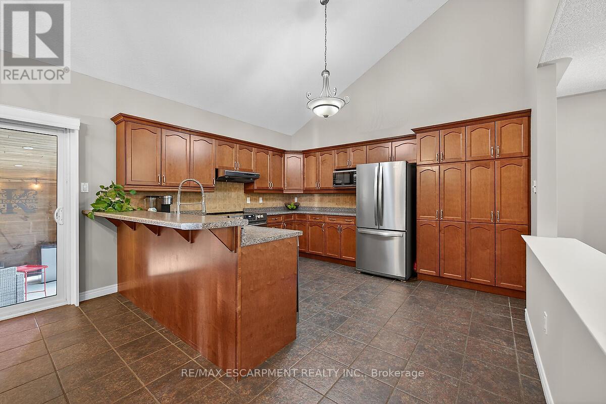 43 Claymore Crescent, Haldimand, Ontario  N3W 2P3 - Photo 10 - X12448866