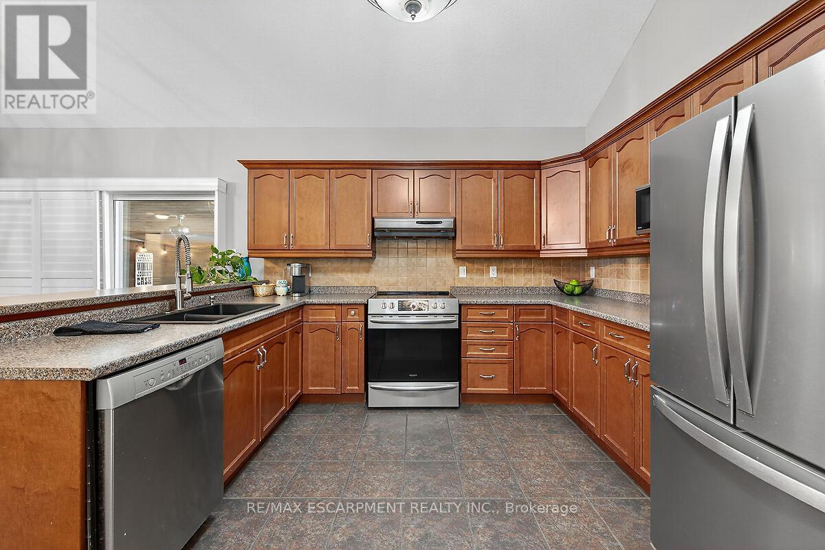43 Claymore Crescent, Haldimand, Ontario  N3W 2P3 - Photo 11 - X12448866