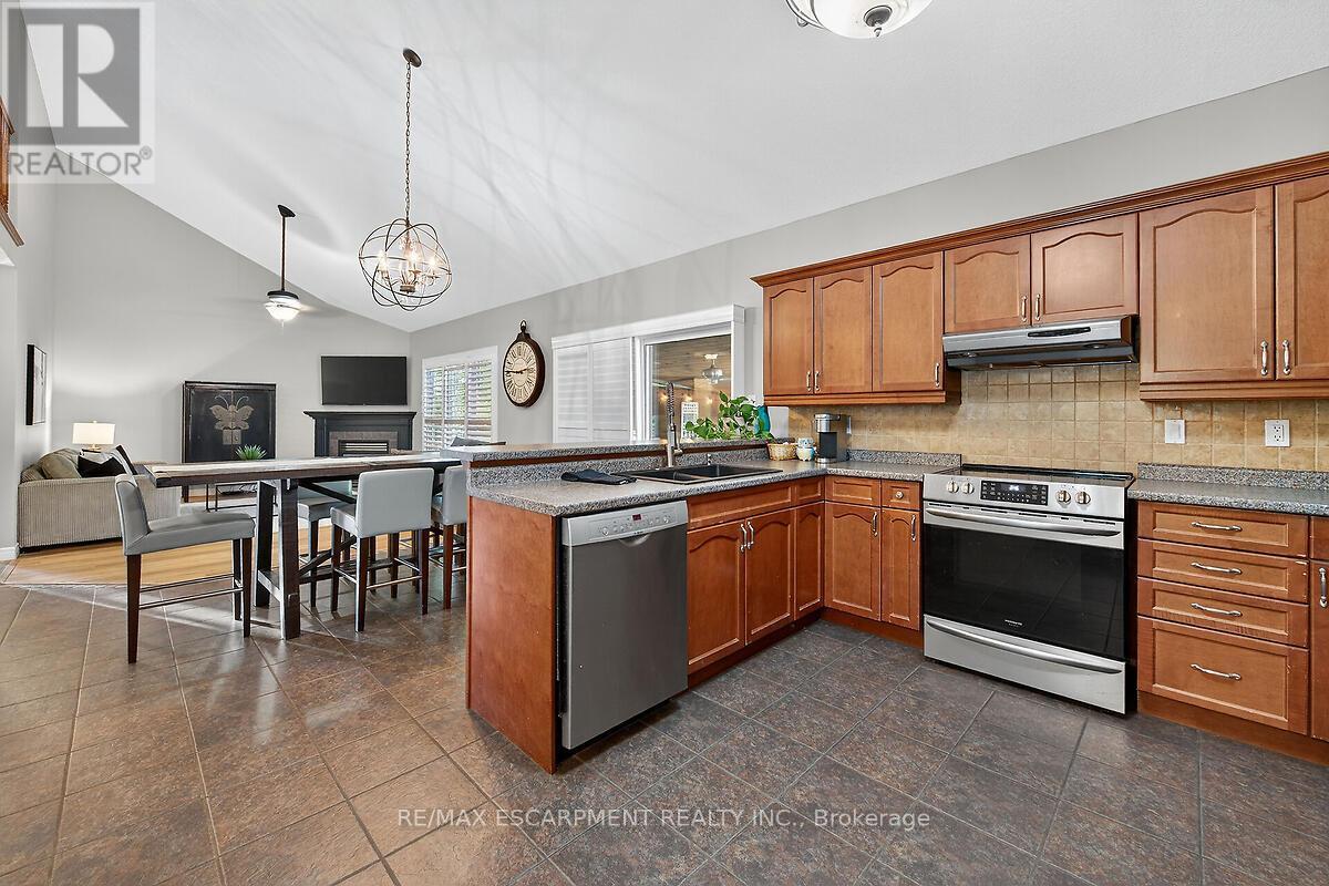 43 Claymore Crescent, Haldimand, Ontario  N3W 2P3 - Photo 12 - X12448866