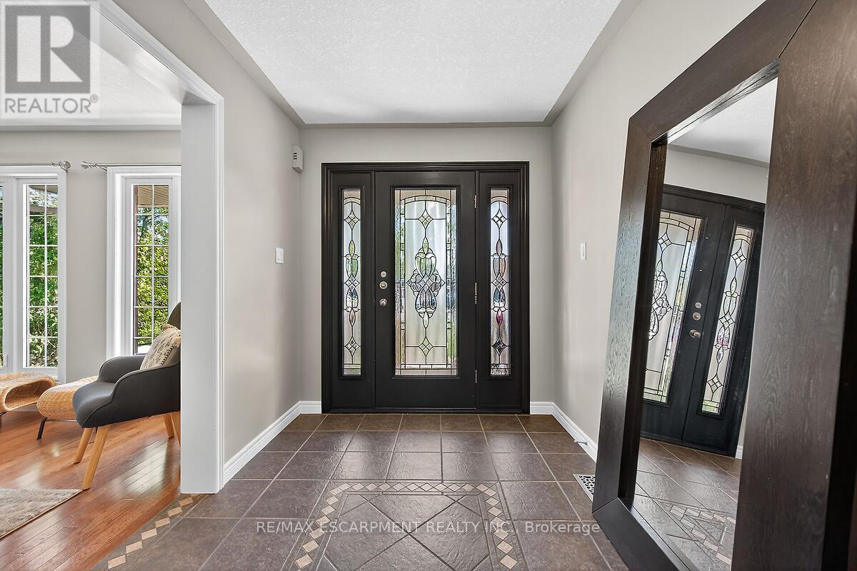 43 Claymore Crescent, Haldimand, Ontario  N3W 2P3 - Photo 4 - X12448866