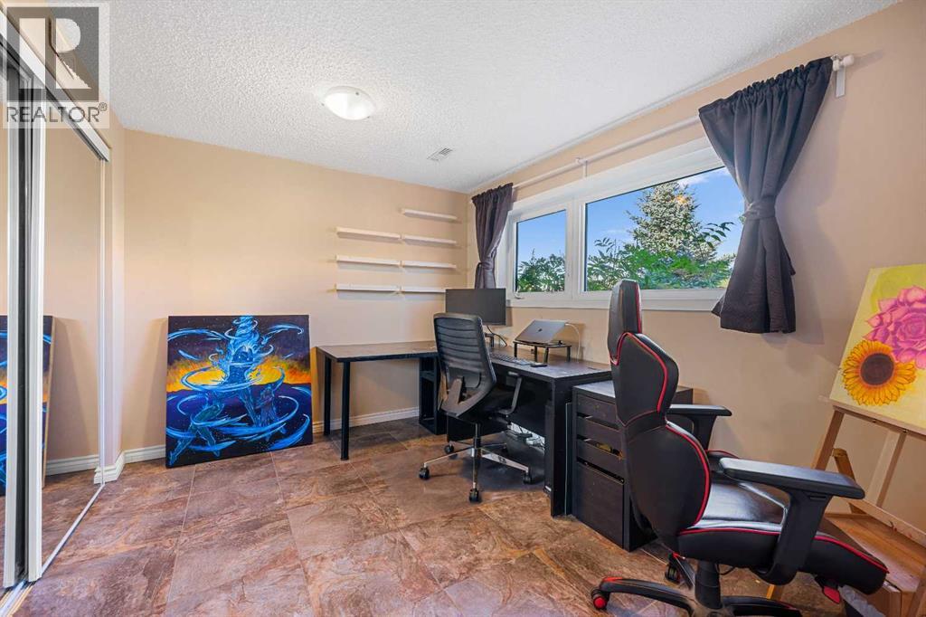 51 Bearberry Bay Nw, Calgary, Alberta  T3K 1R6 - Photo 34 - A2250350