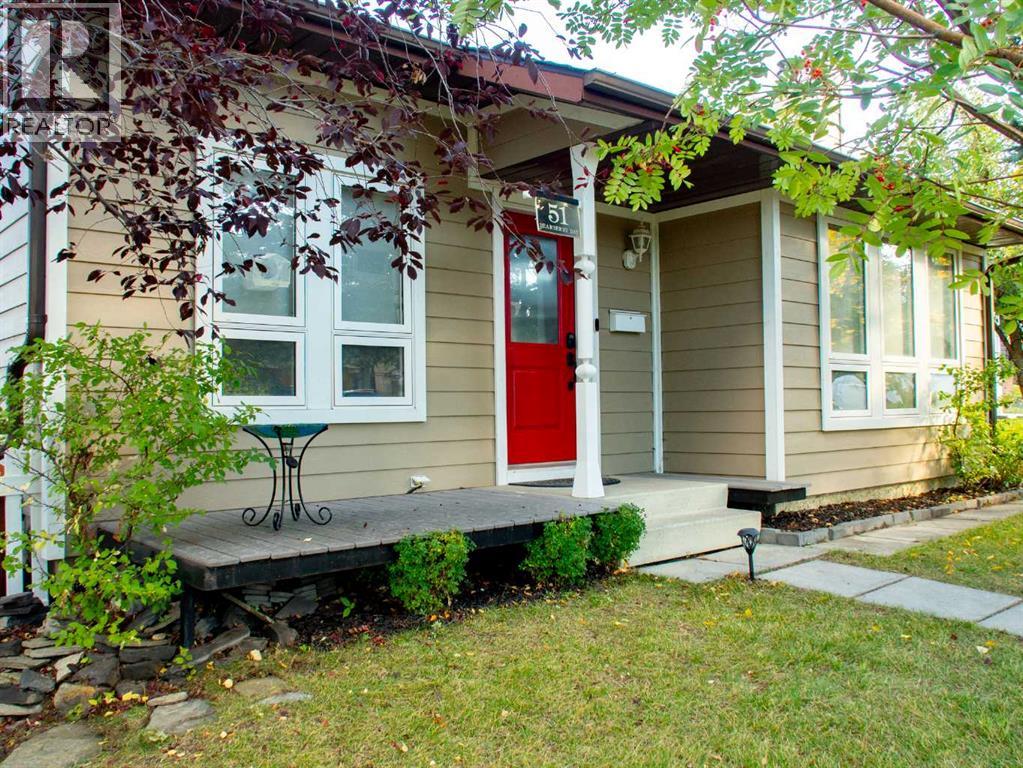 51 Bearberry Bay Nw, Calgary, Alberta  T3K 1R6 - Photo 2 - A2250350