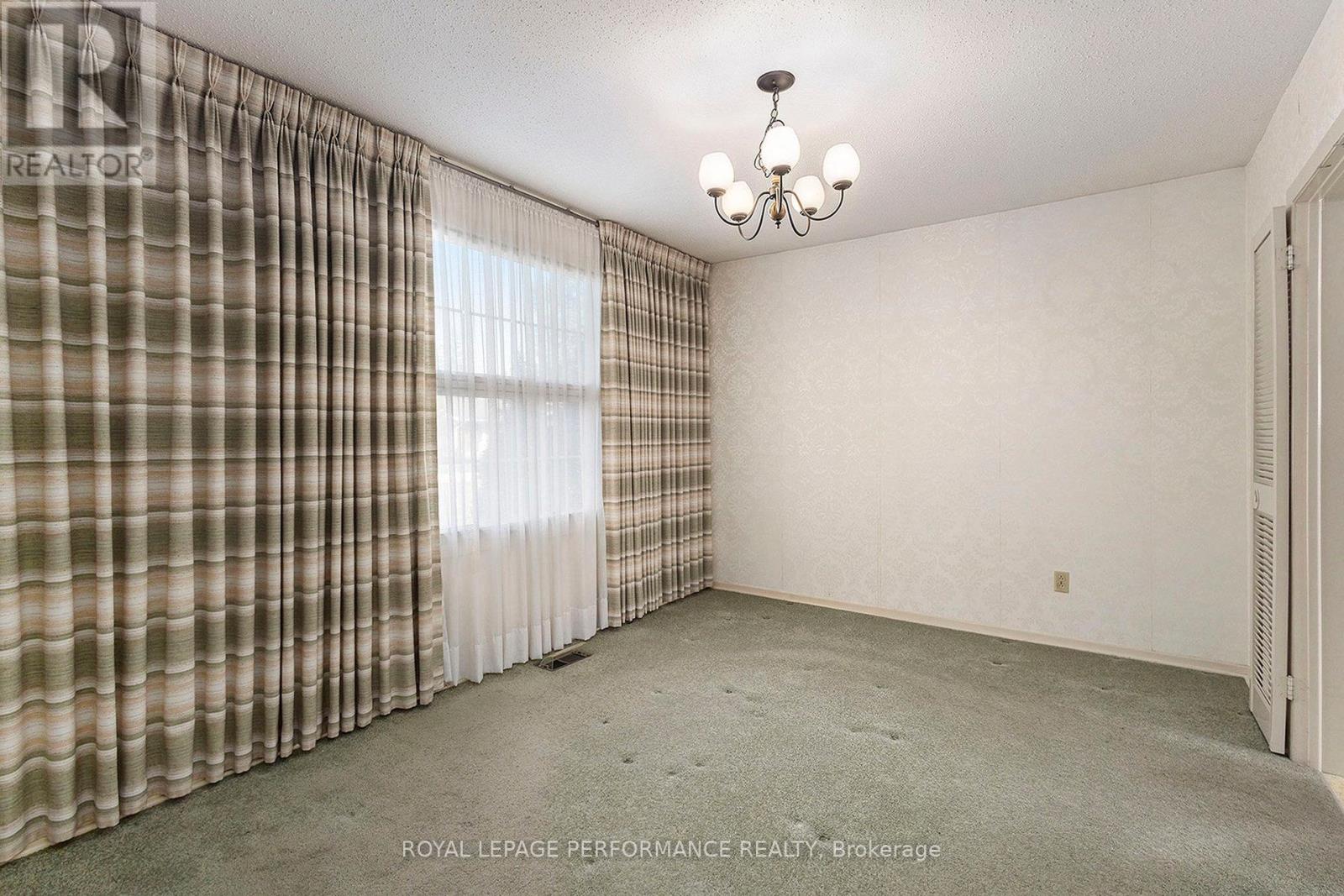1842 Playfair Drive, Ottawa, Ontario  K1H 5S1 - Photo 5 - X12449038