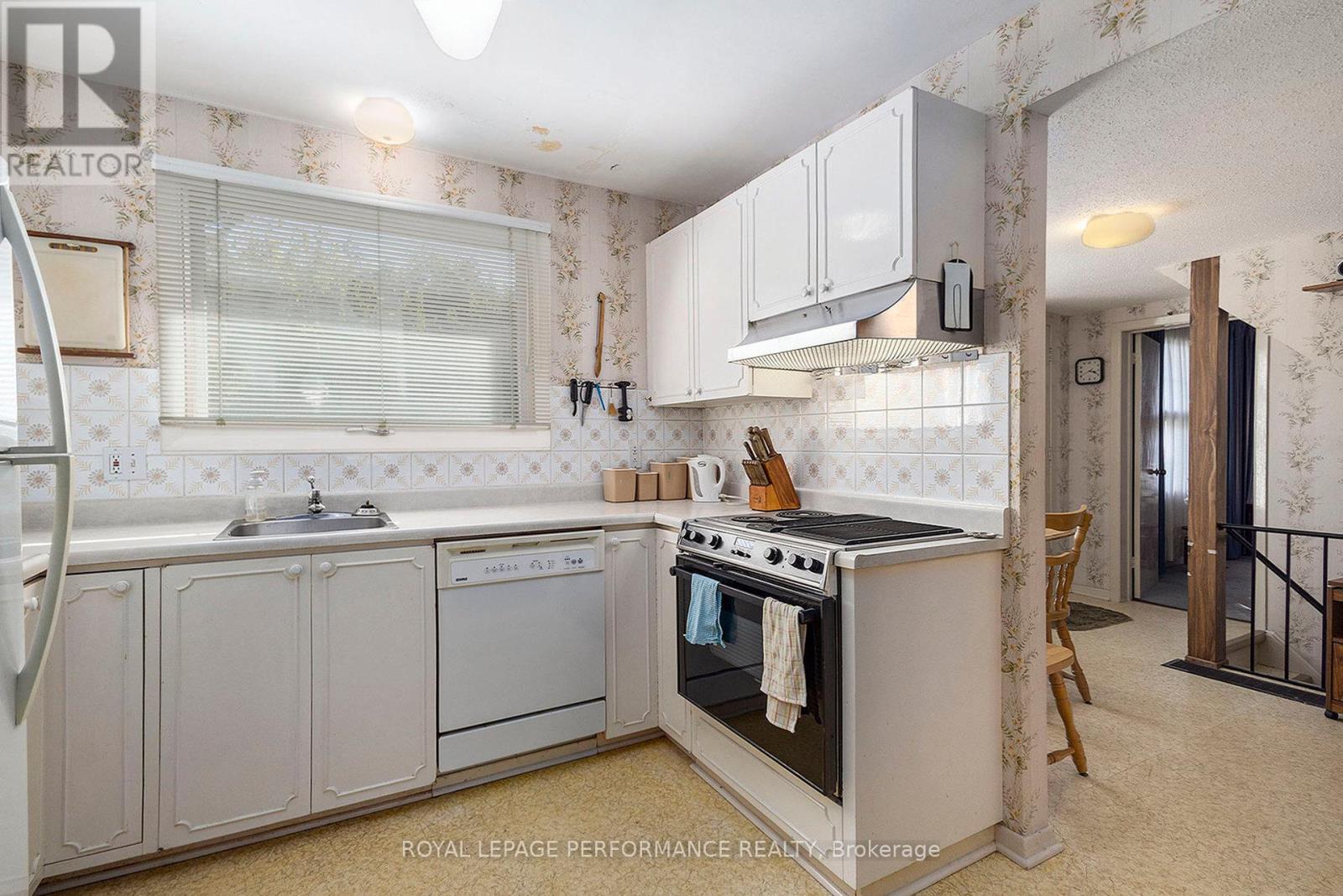 1842 Playfair Drive, Ottawa, Ontario  K1H 5S1 - Photo 8 - X12449038