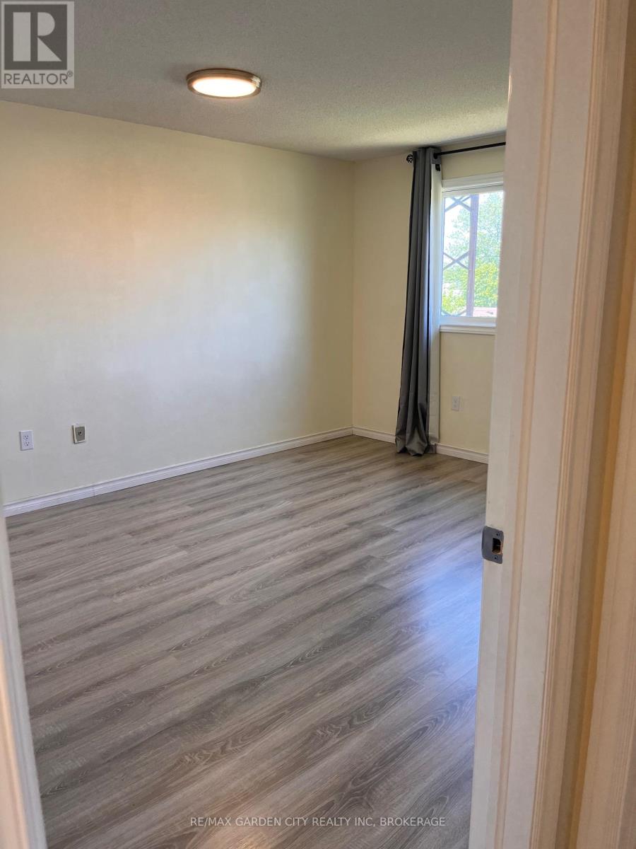 51 Dundee Drive, St. Catharines (Secord Woods), Ontario  L2P 3S9 - Photo 12 - X12449087