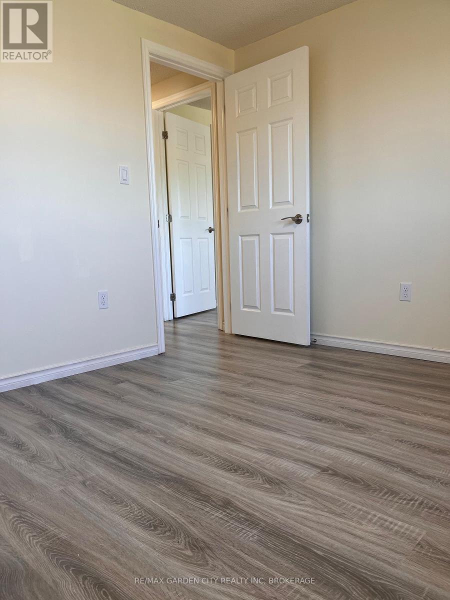 51 Dundee Drive, St. Catharines (Secord Woods), Ontario  L2P 3S9 - Photo 13 - X12449087