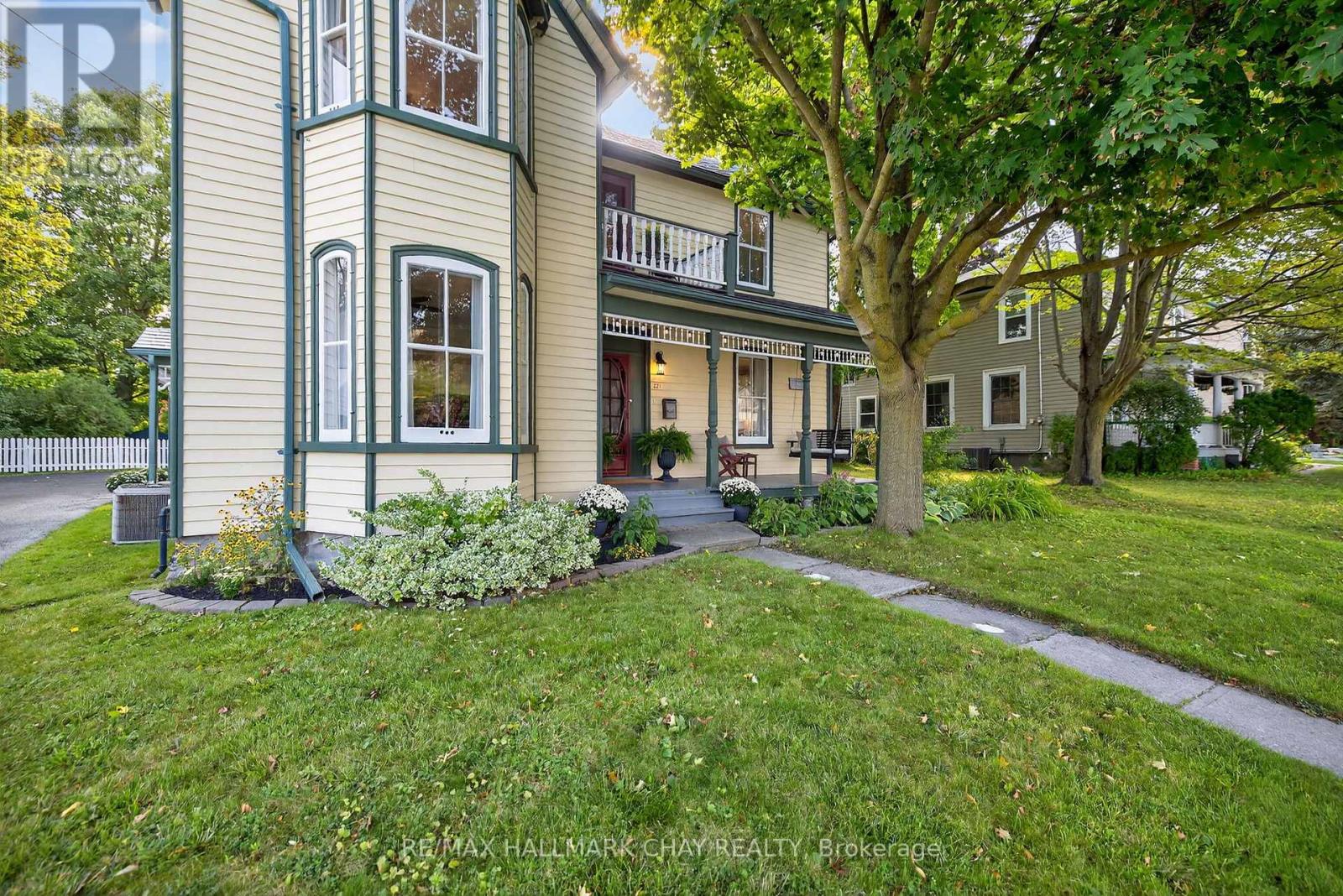 221 Prospect Street, Newmarket (Central Newmarket), Ontario  L3Y 3T8 - Photo 2 - N12448971