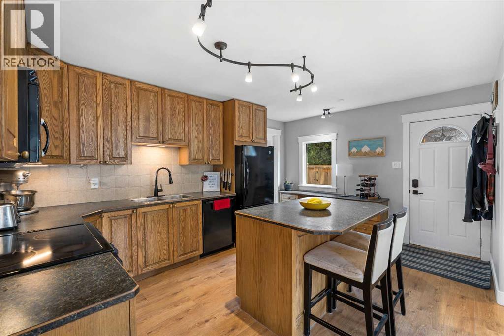 8736 34 Avenue Nw, Calgary, Alberta  T3B 1R7 - Photo 2 - A2259936