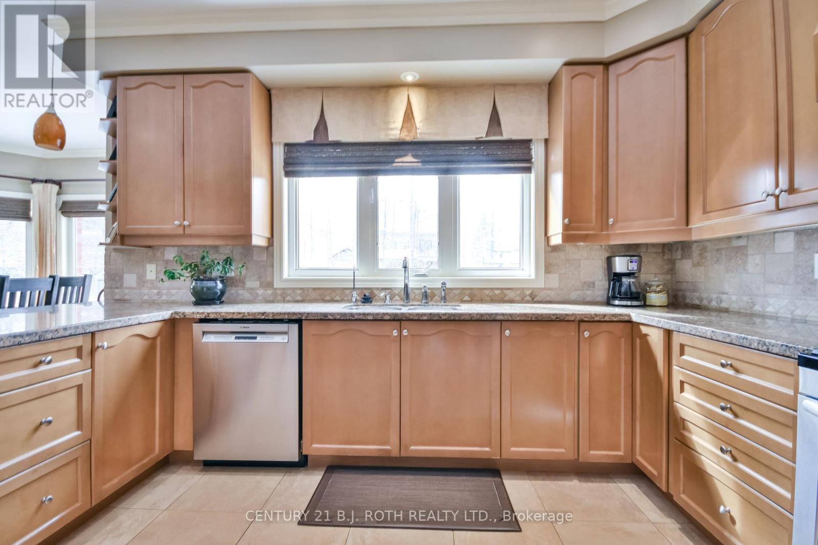 38 Camelot Square, Barrie (Innis-Shore), Ontario  L4M 0C3 - Photo 6 - S12448937
